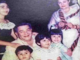 Bollywood Trending Karisma shares a years-old photo of Kapoor family करिश्मा ने शेयर की कपूर खानदान की सालों पुरानी फोटो, ‘भाभी’ ने किया कमेंट