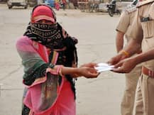 Coronavirus: नोएडा पुलिस की सराहनीय पहल, गरीबों के बीच वितरित किए मास्क