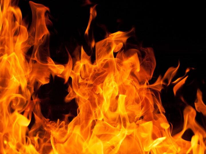 Fire extinguished in Three factories in Noida नोएडा: केमिकल फैक्ट्री समेत तीन कारखानों में लगी आग, 12 से अधिक दमकल गाड़ियों ने पाया काबू