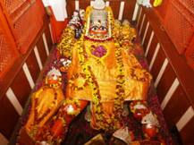 Coronavirus: हनुमान जयंती के मौके पर साधु संतों ने कराया मुंडन, कोरोना के खात्मे के लिए किया अनुष्ठान