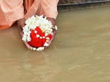 Lockdown के कारण प्रयागराज में फंसे अस्थि विसर्जन- पिंड दान करने आए हजारों लोग