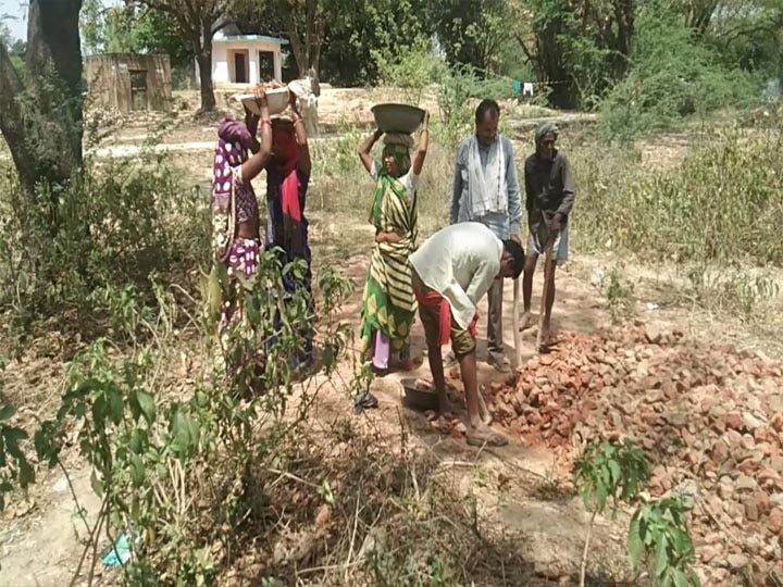 रायबरेली: लॉक डाउन में ग्राम प्रधान की मनमानी...मनरेगा में काम कर रहे हैं मजदूर...सोशल डिस्टेसिंग की उड़ी धज्जियां