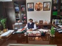 Covid-19 पीएम मोदी के निर्देश के बाद केंद्रीय मंत्री व वरिष्ठ अफसर दफ्तर पहुंचे...काम-काज संभाला