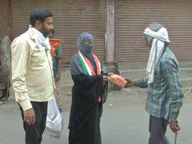 न बोल, न सुन सकती है, फिर भी जरूरतमंदों के लिए मसीहा बनकर सड़कों पर निकली ये बुर्कानशीं महिला;प्रियंका गांधी ने भी किया जज़्बे को सलाम Priyanka gandhi praised prayagraj deaf mute congress Worker naseema for helping people during lockdown न बोल, न सुन सकती है, फिर भी जरूरतमंदों के लिए मसीहा बनकर सड़कों पर निकली ये बुर्कानशीं महिला;प्रियंका गांधी ने भी किया जज़्बे को सलाम
