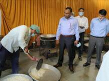 Prayagraj Coronavirus: गरीबों में बंटता है जो खाना, आखिर कमिश्नर ने क्यों चखा उसका स्वाद