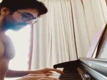 आयुष्मान खुराना शर्टलेस होकर पियानो पर बजाई ‘Money Heist’ की धुन