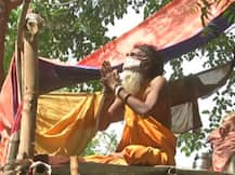 Prayagraj: Coronavirus पर जीत के लिए त्यागी बाबा का अनूठा हठयोग, 15 फिट ऊंचे मचान पर कर रहे हैं साधना