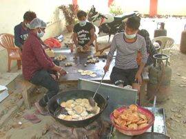 prayagraj administration prohibits clicking pictures of needy people while ration distribution प्रयागराज: राशन बांटते वक्त भूखों और जरूरतमंदों की फोटो लेने पर प्रशासन सख्त, होगी कार्रवाई