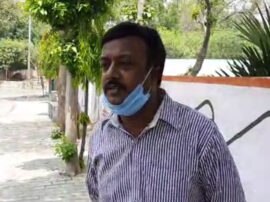 Meerut Police SOG Officer tapeshwar sagar sing song to spread awareness among people for lockdown and coronavirus  Lockdown: खुद लिखा गाना और अब गीत गाकर लोगों को जागरुक कर रहा है मेरठ का ये पुलिस अफसर