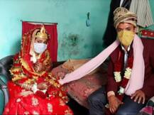 मुंह पर मास्क, सोशल डिस्टेंसिंग; कोरोना काल में कुछ यूं संपन्न हुई इस जोड़े की शादी