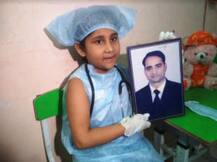 डॉक्टर पापा की याद में तड़पती है, फिर भी लोगों को जागरूक करने में जुटी 6 साल की ये कोरोना फाइटर