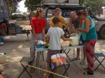 महाराजगंज : Lockdown में फंसे फ्रांसीसी परिवार को पसंद आया गांव, कोरोना के खात्मे के लिए कुछ यूं कर रहे हैं भोलेनाथ की पूजा