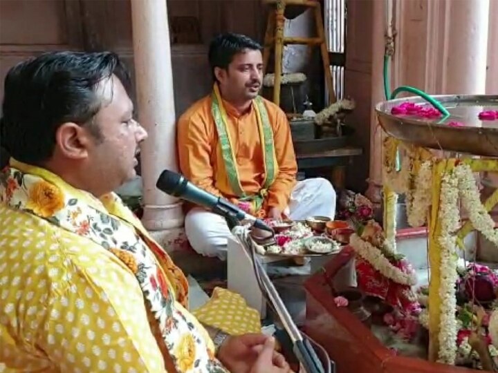 मथुरा से लॉकडाउन में हुई अनोखी पूजा, घर बैठ लोगों ने किया रुद्राभिषेक