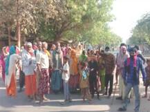 कम्युनिटी किचन के पास होते हुए भी खाने से महरूम, भूख से बिलखते लोगों ने किया प्रदर्शन