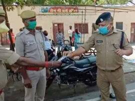 SP Traffic Gorakhpur Aditya Prakash Verma Distributing ORS Packets to Policemen ABP Ganga चिलचिलाती धूप में फर्ज निभाते जवानों को 'संजीवनी बूटी' बांट रहे हैं ट्रैफिक एसपी वर्मा