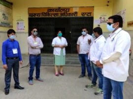 Contractual Doctors Demand PPE Kit and N 95 Masks for Covid 19 Duty in Etah ABP Ganga जान जोखिम में डाल कोरोना से मुकाबला कर रहे एटा के संविदा डॉक्टर्स, अब उठाई ये मांग