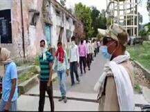 'साहब कोरोना से डर नहीं लगता, भूखे मरने से डर लगता है, हमें हमारे घर पंहुचा दो