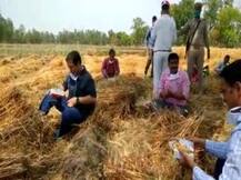 Lockdown in UP किसानों के बीच गेहूं खरीद केंद्र पहुंचे डीएम...सोशल डिस्टेंसिंग का पालन करते हुये किसानों के साथ खाया खाना