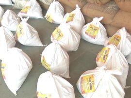 RSS Workers distribute food packets in Prayagraj Prayagraj जरूरतमंदों को भोजन और राशन बांट रहे हैं RSS के स्वयं सेवक,  तीस हजार गमछे भी बंटेंगे