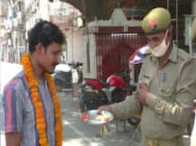 पुलिस ने लॉकडाउन तोड़ने वालों की उतारी आरती, लगवाए नारे- मैं समाज का दुश्मन हूं