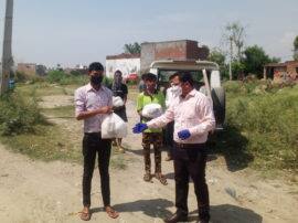 ABP Ganga impact in kashipur nepali got food and ration काशीपुर में दिखा एबीपी गंगा का असर, नेपाली लोगों को पहुंचा राशन