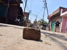 कोरोना लॉकडाउनः अब पुलिस पर पथराव करने वालों पर लगेगा एनएसए