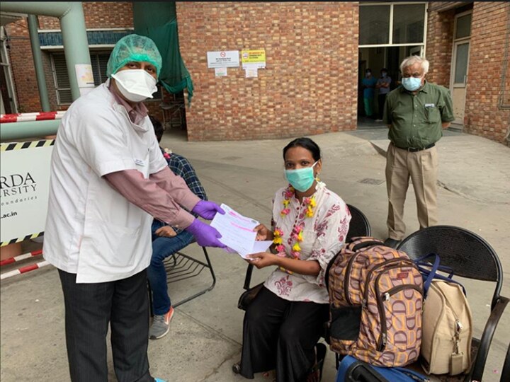 Noida Coronavirus: चार कोरोना के मरीज ठीक होकर हुए डिस्चार्ज, फूल-मालाओं से की गई हॉस्पिटल से विदाई