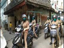 महिला थाने से निकल गली-मोहल्ले तक पहुंची कोरोना फाइटर्स, चलती स्कूटी से माइक लगाकर दिया सोशल डिस्टेंसिंग का संदेश