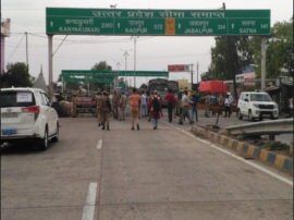Prayagraj: बार्डर पर दिखा यूपी-एमपी पुलिस का बेहतर तालमेल, बनाया साझा चेक पोस्ट;तलाशी और थर्मल स्क्रीनिंग के बाद ही एंट्री UP MP Police working together at border only after checking and thermal screening entry is given in prayagraj Prayagraj: बार्डर पर दिखा यूपी-एमपी पुलिस का बेहतर तालमेल, बनाया साझा चेक पोस्ट;तलाशी और थर्मल स्क्रीनिंग के बाद ही एंट्री