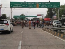 Prayagraj: बार्डर पर दिखा यूपी-एमपी पुलिस का बेहतर तालमेल, बनाया साझा चेक पोस्ट;तलाशी और थर्मल स्क्रीनिंग के बाद ही एंट्री