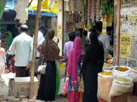 On the first day of Ramadan crowds gathered in markets without following social distancing rules in Raebareli रायबरेली: सोशल डिस्टेंसिंग को ताक पर रखकर रमजान के पहले दिन बाजारों में उमड़ी भीड़, पुलिस को बरसानी पड़ीं लाठियां