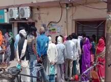Hardoi: सोशल डिस्टेंसिंग की जमकर उड़ी धज्जियां, दो दिन बाद खुले बैंक;तो पैसे निकालने उमड़ पड़ी भीड़