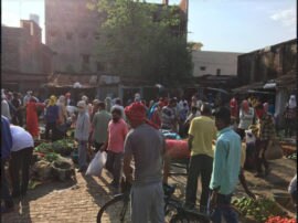 During lockdown crowd gathering every morning in vegetable market of Shivpur area of Varanasi लॉकडाउन में लापरवाही: बाहर पुलिस तंत्र, सब्जी मंडी में भीड़ तंत्र;कोरोना काल में डराती हैं ये तस्वीरें