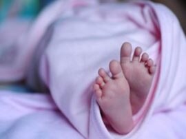 Newly born baby found in Noida नोएडा में चार दिन की नवजात बच्ची लावारिस मिली...पुलिस ने चाइल्ड वेलफेयर कमेटी को सौंपा