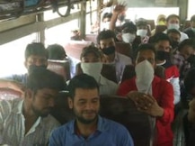 प्रयागराज में सड़कों पर उड़ीं सोशल डिस्टेंसिंग की धज्जियां, बसों में भी एक सीट पर बिठाए गए तीन -तीन छात्र