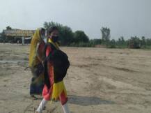 20 दिन की दुधमुंही बच्ची को लेकर घर वापसी, लॉकडाउन में प्रवासी मजदूरों का पैदल कूच; आंखों से छलक रहे आंसू