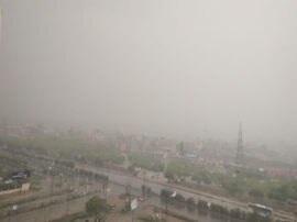 Weather Update heavy rainfall and hailstorm in noida Uttar Pradesh फिर मौसम ने बदली करवट, नोएडा में तेज हवाओं के साथ बारिश और ओलावृष्टि