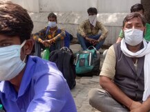 Meerut: рдкрд╛рдиреАрдкрдд-рд╕реЛрдиреАрдкрдд рд╕реЗ рдкреИрджрд▓ рдЪрд▓рдХрд░ рдореЗрд░рда рдкрд╣реБрдВрдЪреЗ рдпреЗ 50 рдордЬрджреВрд░, рдмрд╕ рдЕрдбреНрдбреЗ рдкрд░ рдЪрд╛рд░ рджрд┐рдиреЛрдВ рд╕реЗ рднреВрдЦреЗ-рдкреНрдпрд╛рд╕реЗ рд╣реИрдВ рдкрдбрд╝реЗ;рдХрд┐рд╕реА рдиреЗ рдирд╣реАрдВ рд▓реА рд╕реБрдз