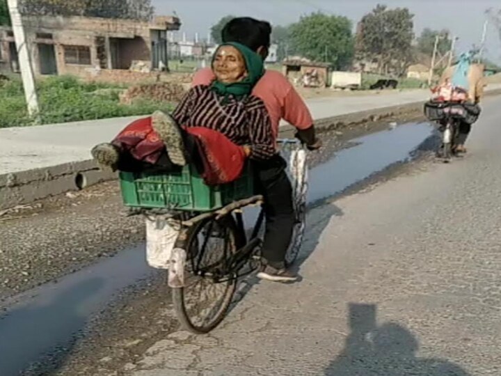 Meet sher singh lockdown shravan kumar put his mother on fruit basket behind cycle in varanasi फल की टोकरी में मां को लेकर चला घर की ओर, मिलिए लॉकडाउन के इस श्रवण कुमार से