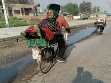 फल की टोकरी में मां को लेकर चला घर की ओर, मिलिए लॉकडाउन के इस श्रवण कुमार से