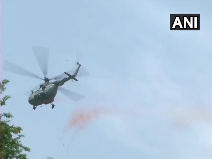 India armed forces acknowledge corona warriors in different style अस्पतालों के ऊपर पुष्प वर्षा और फ्लाइ पास्ट कर सशस्त्र सेनाओं ने कोरोना वॉरियर्स का आभार जताया