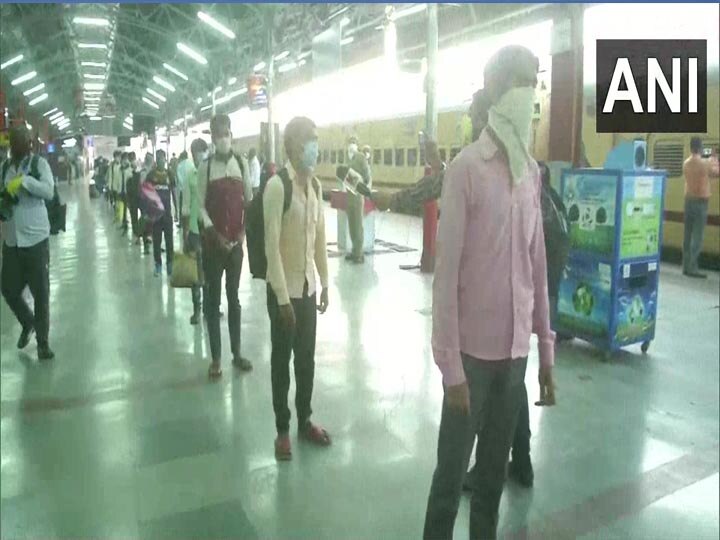 Labours reach Lucknow from Nashik with special Train मजदूरों के चेहरे पर थी घर वापसी की खुशी...847 श्रमिकों को लेकर नासिक से लखनऊ पहुंचीं स्पेशल ट्रेन