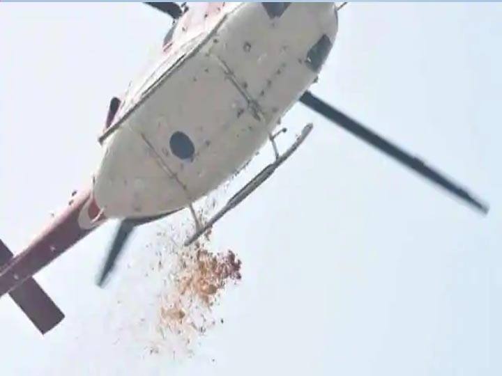 Indian Air Force chopper showers flower petals in Varanasi वाराणसी: कोरोना योद्धाओं के सम्मान में सैन्य हेलीकाप्टर से पुष्प वर्षा...स्वास्थकर्मियों ने कहा- ऐसा सम्मान कभी नहीं मिला