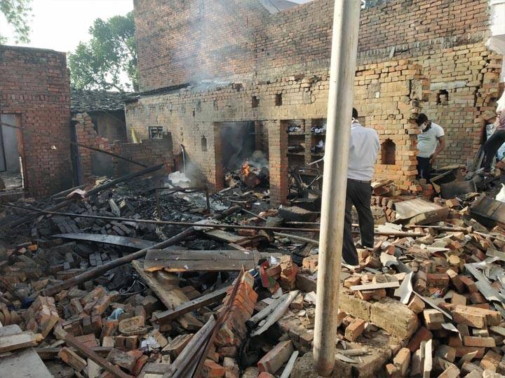 Two died in cracker factory in Kaushambi कौशांबी में अवैध पटाखा फैक्ट्री में विस्फोट, 2 की मौत, एक की हालत नाजुक