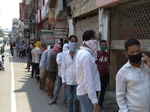 Lockdown : राशन की दुकानों से ज्यादा Wine Shops पर लगी भीड़, वाराणसी की इन तस्वीरों को देखकर रह जाएंगे हैरान