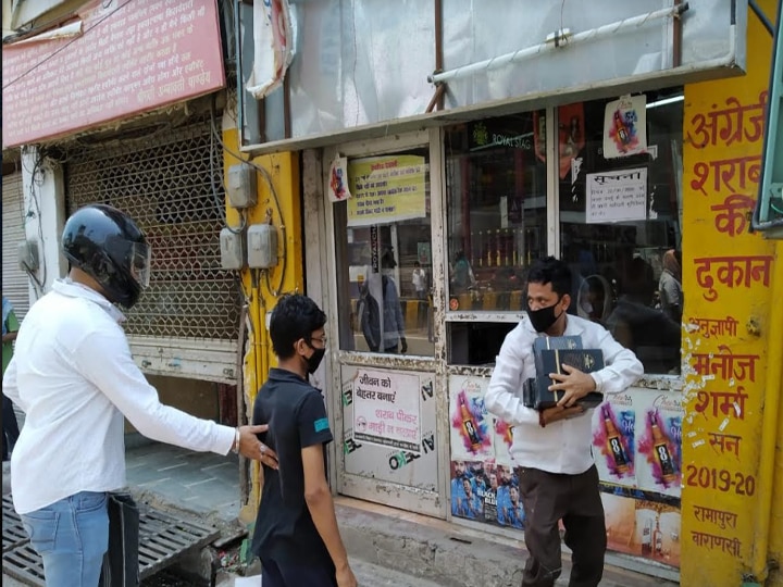 Lockdown : राशन की दुकानों से ज्यादा Wine Shops पर लगी भीड़, वाराणसी की इन तस्वीरों को देखकर रह जाएंगे हैरान