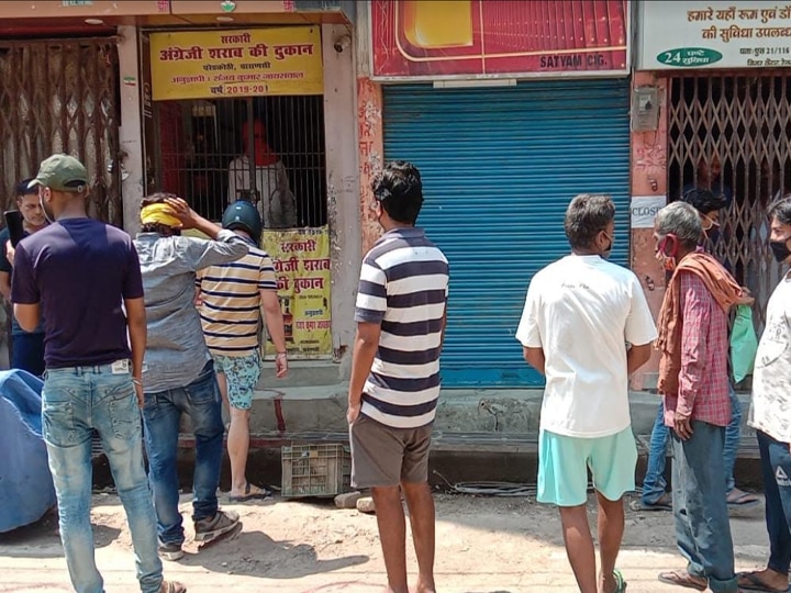 Lockdown : राशन की दुकानों से ज्यादा Wine Shops पर लगी भीड़, वाराणसी की इन तस्वीरों को देखकर रह जाएंगे हैरान