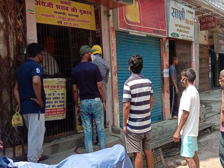 Lockdown : राशन की दुकानों से ज्यादा Wine Shops पर लगी भीड़, वाराणसी की इन तस्वीरों को देखकर रह जाएंगे हैरान