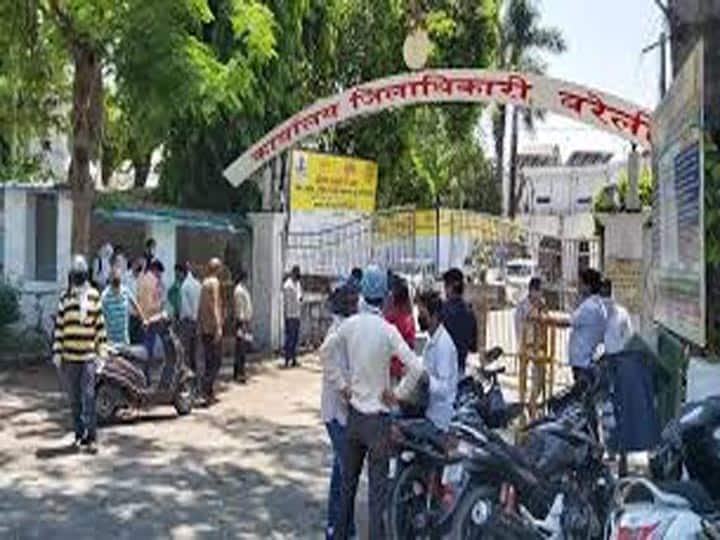 Social distancing fail after heavy crowd at Bareilly DM Office बरेली: पास के लिये डीएम दफ्तर पर उमड़ी भीड़....सोशल डिस्टेंसिंग की नहीं बस घर जाने की चाह