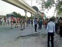 बिहार जाने के लिये नोएडा के बस स्टैंड पर मजदूरों का हंगामा...पुलिस ने दर्ज किया लॉक डाउन उल्लंघन का केस